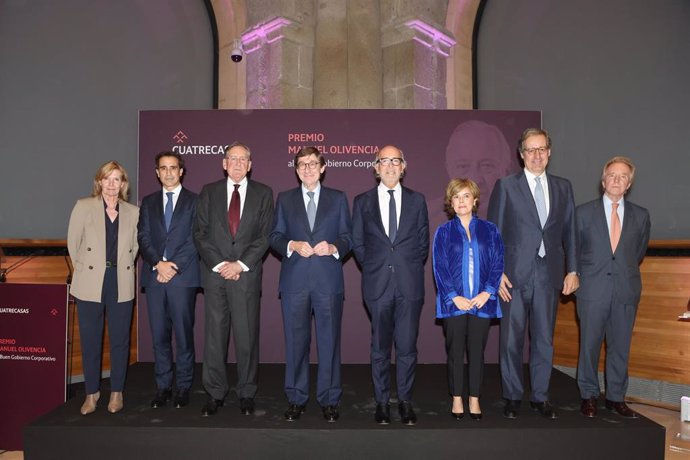 En el centro, José Ignacio Goirigolzarri, presidente de CaixaBank; Rafael Fontana, presidente de Cuatrecasas; y Soraya Sáenz de Santamaría, miembro del jurado, junto a otros representantes del Premio y de Cuatrecasas, este martes