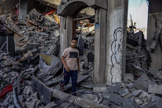 Un palestino inspecciona los escombros tras un bombardeo israelí en la ciudad de Rafá, en la Franja de Gaza