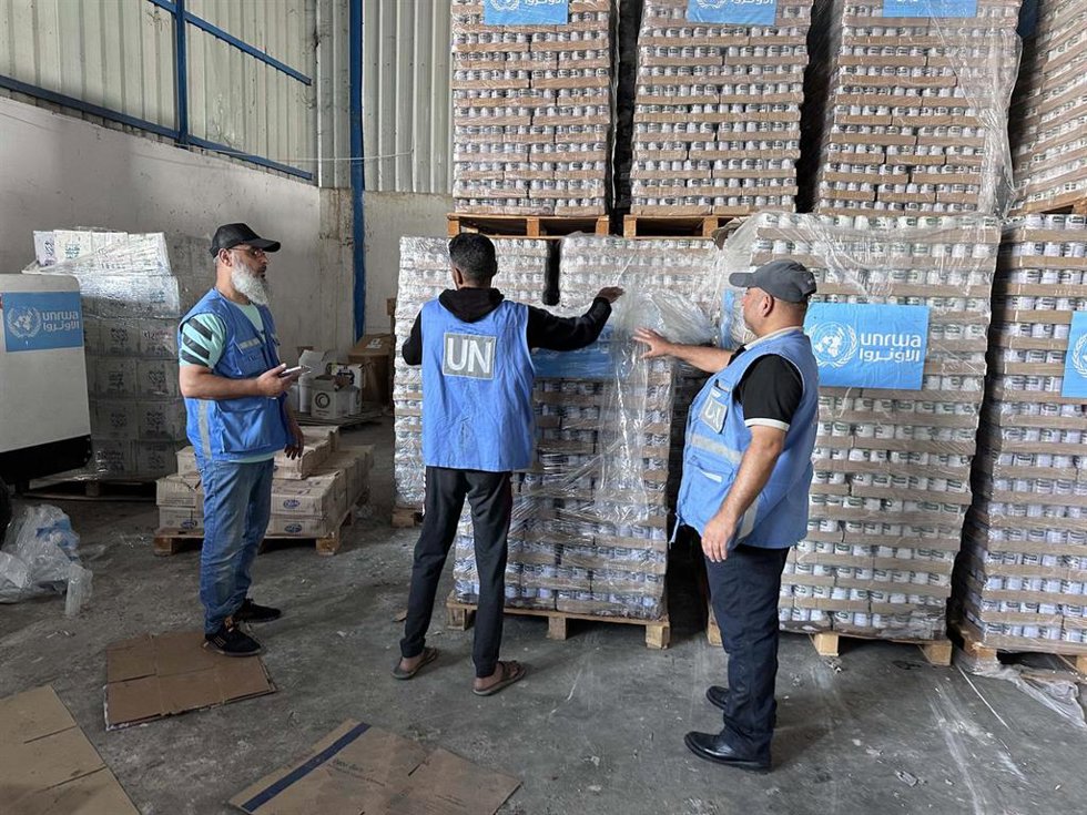 Trabajadores de la UNRWA junto a ayuda humanitaria