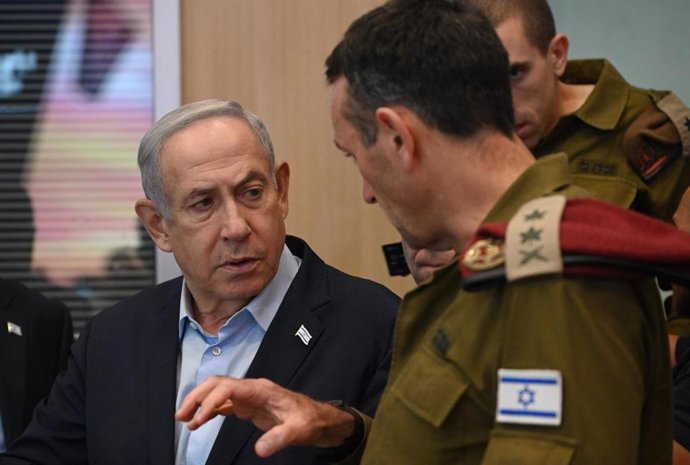 Imagen de archivo del primer ministro de Israel, Benjamin Netanyahu, en una reunión del cabinete de guerra