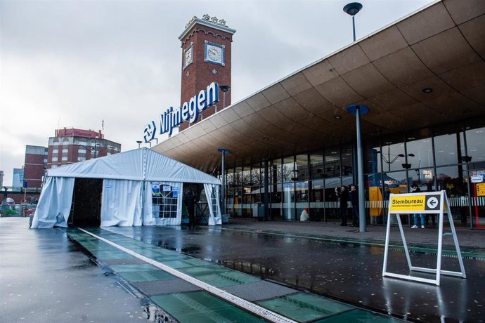 Archivo - Imagen de archivo de un colegio electoral situado fuera de la estación de tren en Nijmegen (Países Bajos)