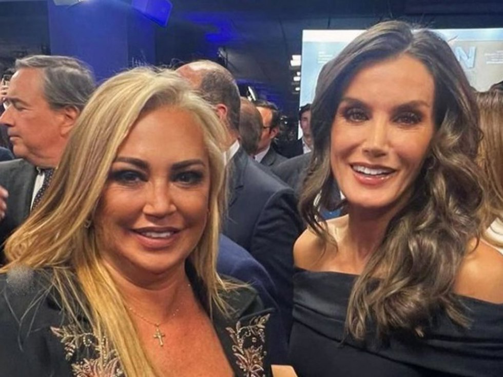 Belén Esteban ha inmortalizado su encuentro con los Reyes en el 25 aniversario del diario 'La Razón'