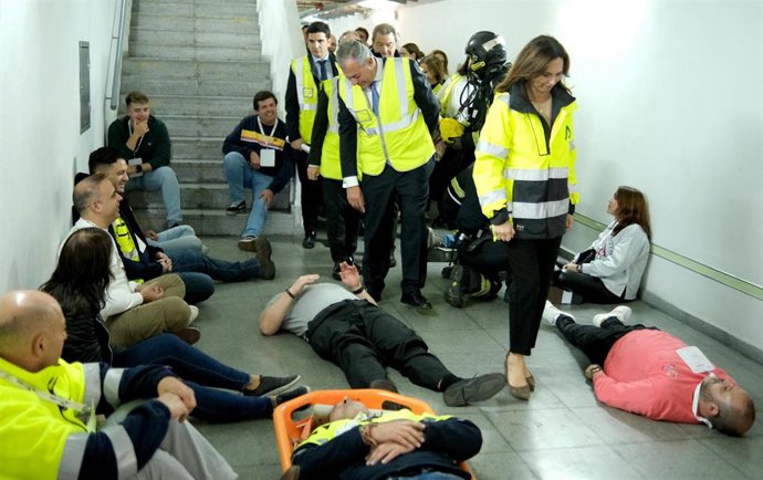 El alcalde de Sevilla, José Luis Sanz, y la consejera de Fomento, Rocío Díaz, en el simulacro en la estación de Metro de Gran Plaza.