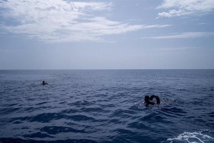 Archivo - July 7, 2022,  A REMPLIR ,  Eaux internationales : MSF teams respond to the rescue of a boat in distress. An inflatable, centifloat, was launched into the boat to stabilise the situation. MSF has been involved in various search and rescue oper