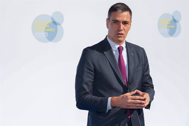 Archivo - El presidente del Gobierno, Pedro Sánchez, atiende a los medios a su llegada al Palacio de Congresos de Granada para participar en la cumbre de la Comunidad Política Europea (CPE), a 5 de octubre de 2023.