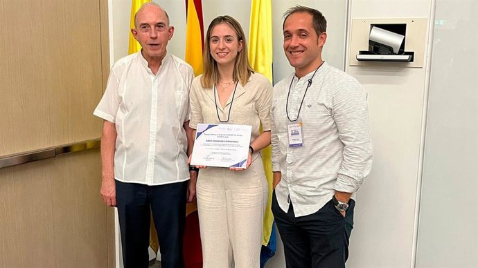 Rosa Fernández, junto al rector Juan Carlos Ayala y el vicerrector Eduardo Fonseca