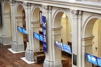 El Ibex 35 abre al alza (+0,26%) y busca los 9.900 puntos tras las actas de la Fed