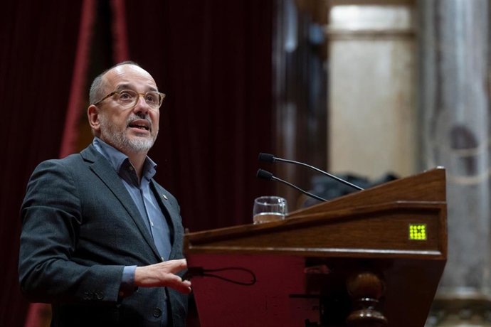 El conseller de Derechos Sociales de la Generalitat, Carles Campuzano, interviene durante una sesión plenaria en el Parlament, a 8 de noviembre de 2023, en Barcelona, Catalunya (España). 