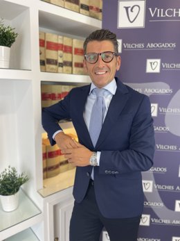 Socio Director Vilches Abogados.