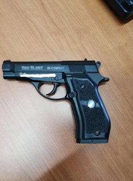 Archivo - Imagen de una pistola decomisada en una actuación
