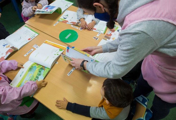 Archivo - Maestra y alumnos de infantil.