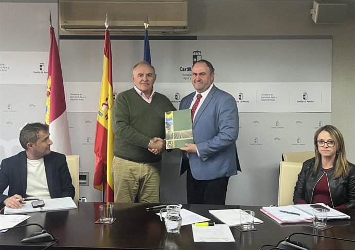Reunión entre el presidente de Asaja en C-LM, José María Fresneda, y el consejero de Agricultura, Ganadería y Desarrollo Rural, Julián Martínez Lizán