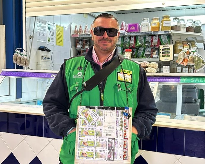 El vendedor de la ONCE Jesús León, que ha repartido 350.000 euros en premios en la plaza de abastos de Marchena (Sevilla).