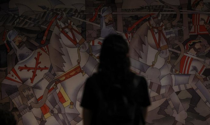 Archivo - Una mujer observa algunas de las obras de la exposición 'Miguel Calatayud. Trnsit Illustrat', en el Centre del Carme Cultura Contempornia (archivo)