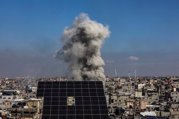17 November 2023, Palestinian Territories, Rafah: Smoke rises after an Israeli air strike in the city of Rafah, southern of the Gaza Strip. Photo: Abed Rahim Khatib/dpa