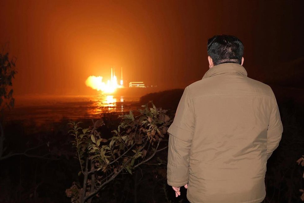 Kim Jong Un, dirigente de Corea del Norte, observa el lanzamiento de un satélite