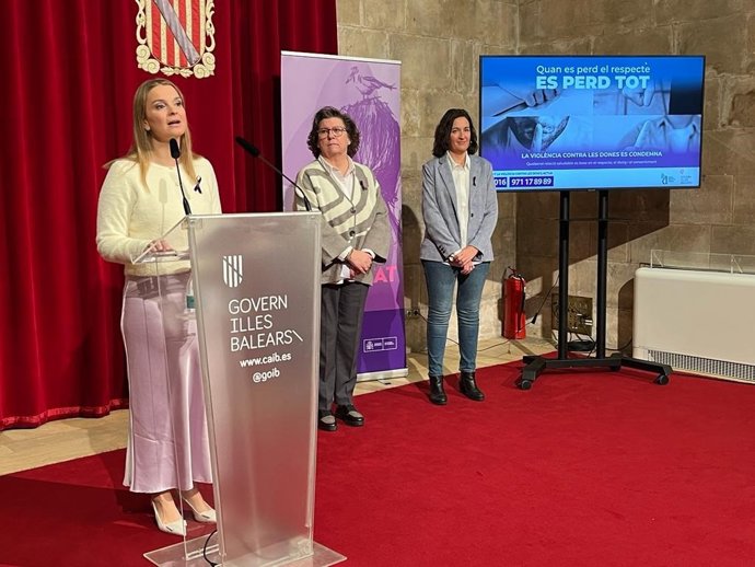 La presidenta del Govern, Marga Prohens, presenta la campaña por el 25N en el Consolat de Mar acompañada de la consellera de Familias y Asuntos Sociales, Catalina Cirer, y la directora del IbDona, Catalina Maria Salom.