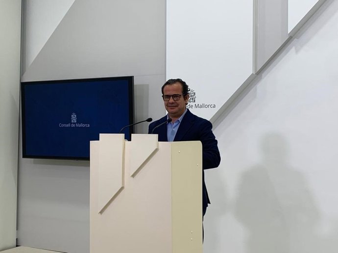 El conseller de Presidencia del Consell de Mallorca, Antoni Fuster, en rueda de prensa.
