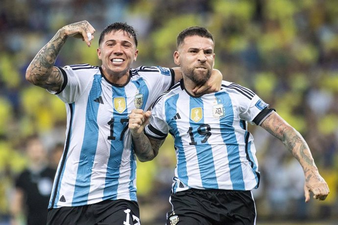 Nicolás Otamendi celebra con Enzo Fernández el gol de Argentina ante Brasil en Maracaná en las Eliminatorias Sudamericanas para el Mundial de 2026