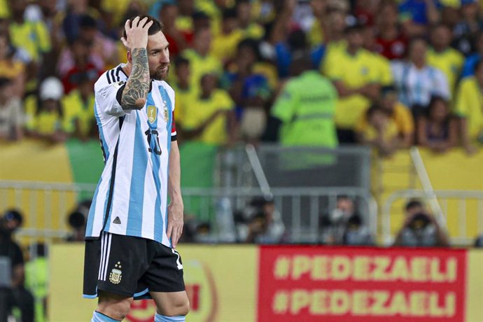 El delantero argentino Leo Messi, en un encuentro de Eliminatorias Sudamericanas para el Mundial 2026 ante Brasil. 