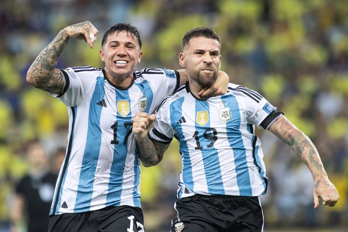 21 November 2023, Brazil, Rio De Janeiro: Argentina's Nicolas Otamendi (R) and Enzo Fernandez celebrate their side's first goal of the game during the FIFA World Cup 26 Qualifiers soccer match between Brazil and Argentina at the Maracana Stadium. Photo: W