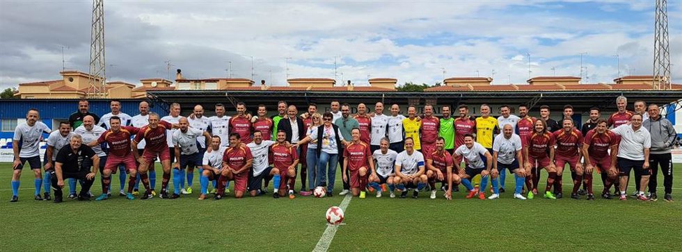 Imagen de los participantes en el partido de fútbol benéfico