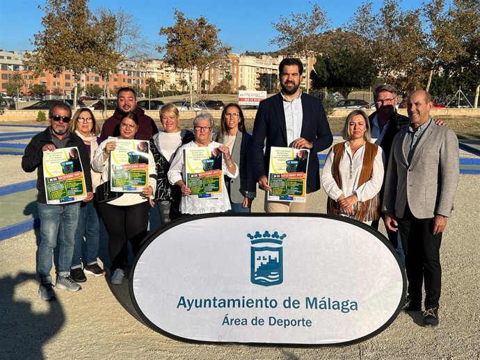 El concejal delegado de Deporte, Borja Vivas, junto al presidente del Club de Petanca Teatinos y miembro de la junta directiva de la Federación Andaluza, José María Garbero, en las pistas de Teatinos donde se disputa Open Nacional Salvador Sánchez