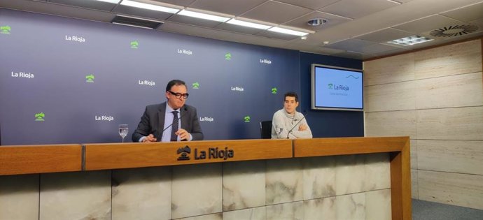 El gerente de la ADER, Luis Pérez, acompañado por el gerente de Manufacturas Roland, Brando Pérez, presenta la nueva convocatoria del programa Primera Exportación