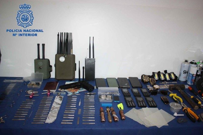 Cinco detenidos por robar más de 65.000 en comercios en Alicante y Murcia tras esconderse y esperar al cierre