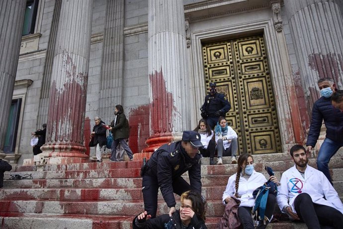 Archivo - Pintura roja en la fachada del Congreso