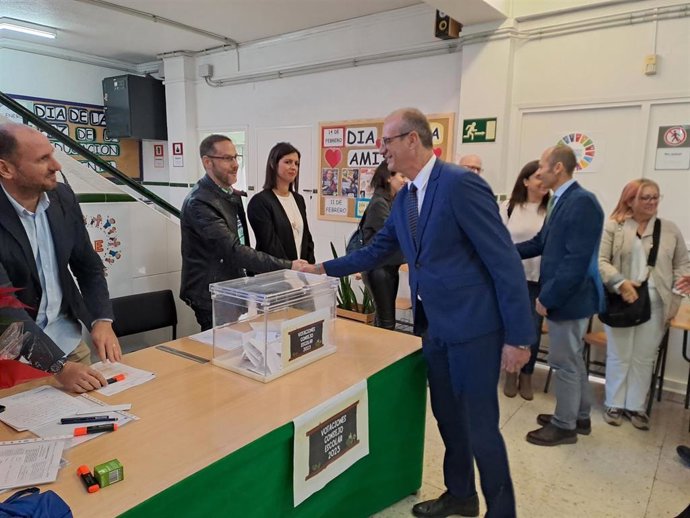 El consejero de Educación, Formación Profesional y Empleo, Víctor Marín, visita el CEIP Nuestra Señora de la Arrixaca