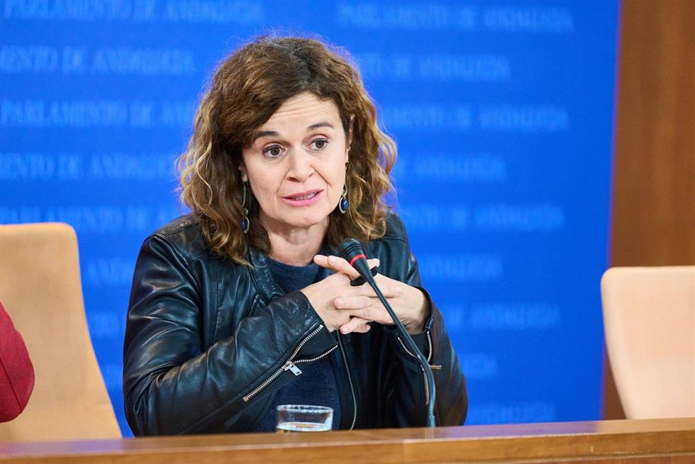 La portavoz adjunta del Grupo Por Andalucía, Esperanza Gómez, en rueda de prensa. (Foto de archivo).