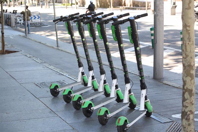 Archivo - Puesto de alquiler de monopatines eléctricos en Madrid después de que el Ayuntamiento de la capital autorizase el regreso de los Vehículos de Movilidad Personal (VMP), como patinetes, incluyendo una serie de modificaciones, como el uso de guante