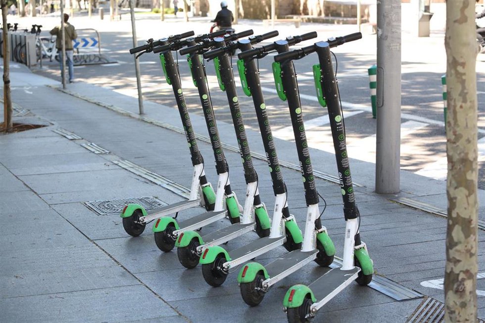 Archivo - Puesto de alquiler de monopatines eléctricos en Madrid después de que el Ayuntamiento de la capital autorizase el regreso de los Vehículos de Movilidad Personal (VMP), como patinetes, incluyendo una serie de modificaciones, como el uso de guan