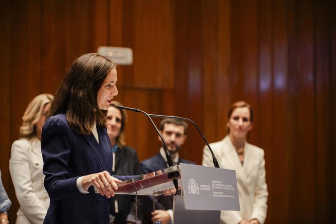 La hasta ahora ministra de Derechos Sociales, Ione Belarra, interviene durante el acto de traspaso de su cartera al exdiputado Pablo Bustunduy, en la sede del Ministerio de Derechos Sociales, a 21 de noviembre de 2023, en Madrid (España).
