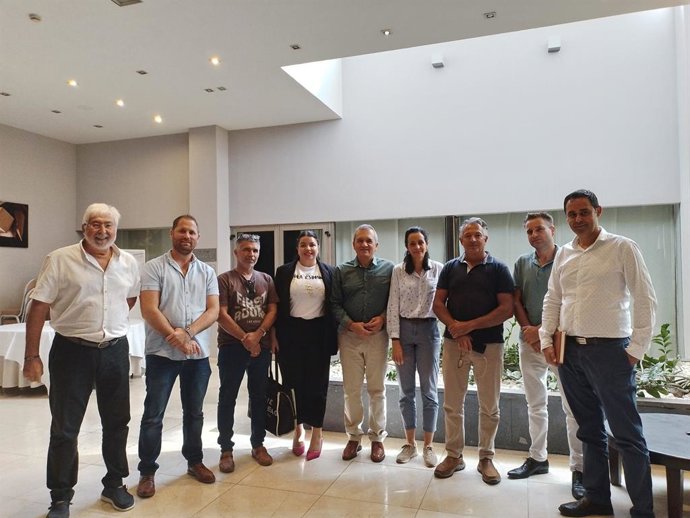 El consejero de Sector Primario del Cabildo de Tenerife, Valentín González (c), en una reunión con el Grupo de Acción Costera