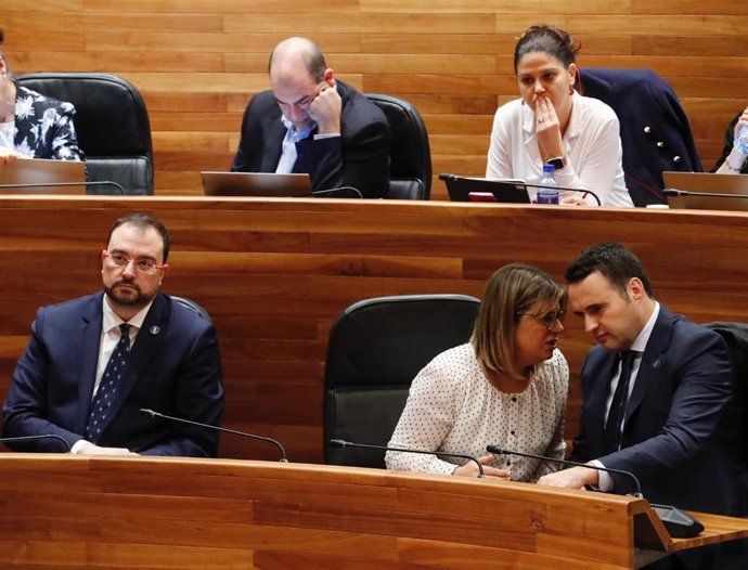 Adrián Barbón en el Pleno de la Junta General.