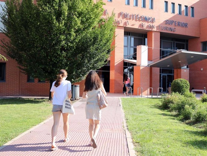 Archivo - Dos mujeres en el campus de la Universidad Autonóma de Madrid