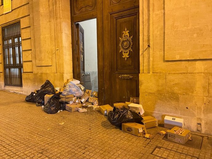 Dos personas tiran comida en mal estado a las puertas del Ayuntamiento de Alcoi