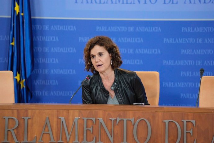 La portavoz adjunta de Por Andalucía, Esperanza Gómez, en rueda de prensa en el Parlamento andaluz.