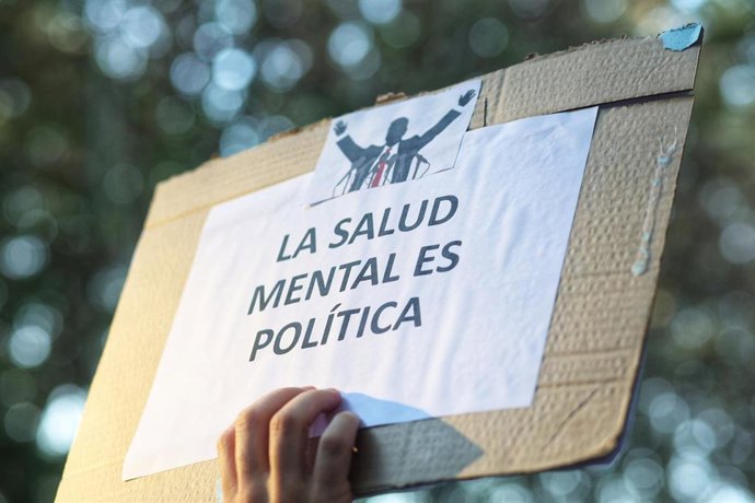 Archivo - Una pancarta alusiva a la salud mental como derecho