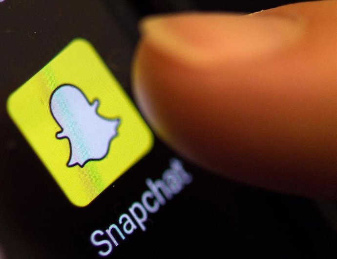 FILED - 11 May 2016, Baden-Wuerttemberg, Freiburg: Snapchat's icon is seen on a smartphone display. Photo: Patrick Seeger/dpa