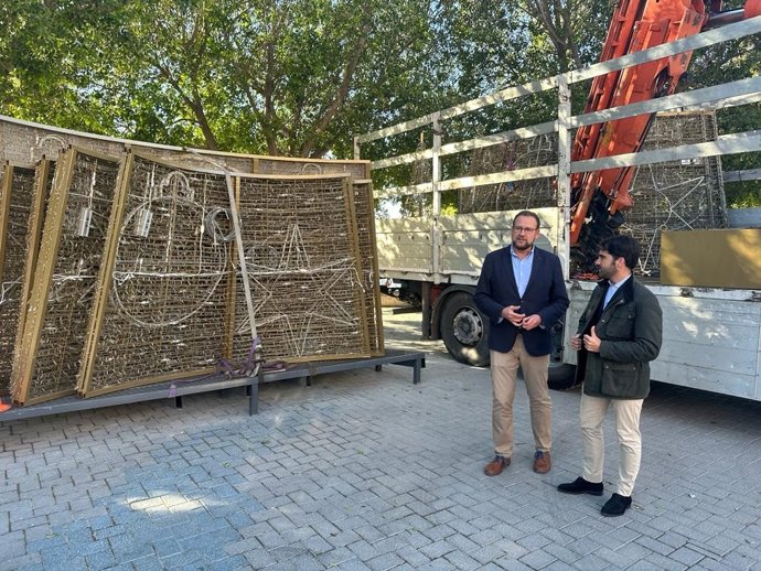 El teniente de alcalde de Desarrollo Urbano y Ciudad Inteligente, José Guillén, y el concejal de Cultura e Identidad, Diego Avilés, junto a parte del decorado navideño