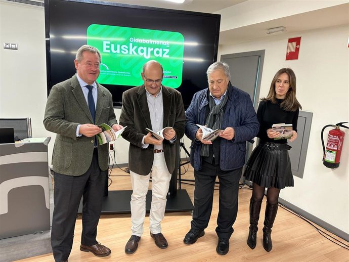 Estos materiales han sido presentados por el consejero de Cultura y Política Lingüística, Bingen Zupiria; y el vicepresidente de la Federación de Autoescuelas de Euskadi, Pedro Dávila