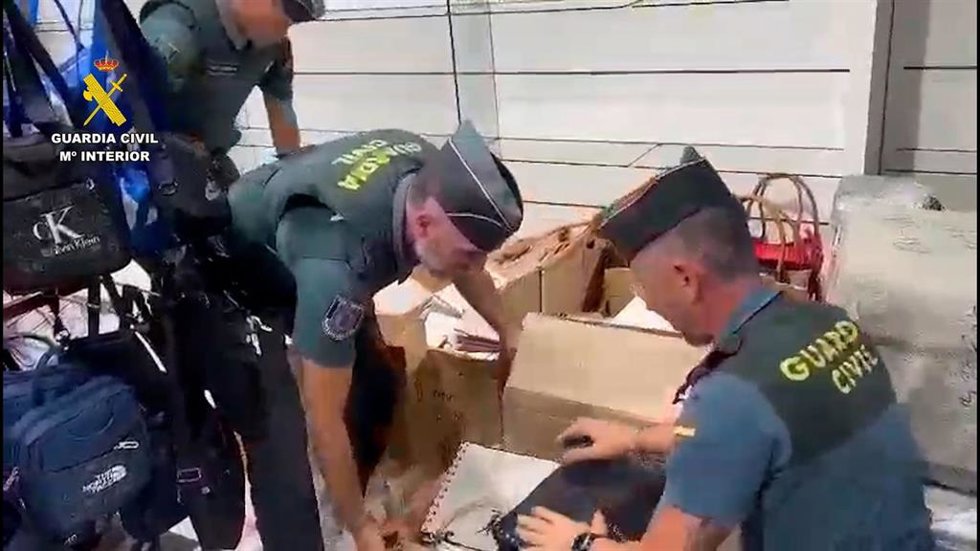 Intervenidas en un establecimiento más de 3.000 prendas y artículos falsificados en Fuerteventura