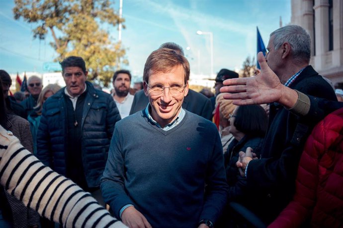 El alcalde de Madrid, José Luis Martínez-Almeida (c), durante una manifestación contra la amnistía, en Cibeles