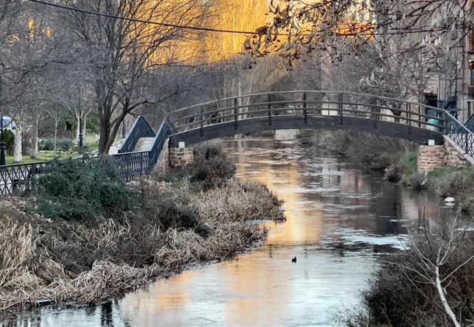 Archivo - Helada de un río afectado por las bajas temperaturas con motivo del día más frío del año, a 21 de enero de 2023, en Molina de Aragón, Guadalajara (España). A partir de hoy, las temperaturas descienden por la llegada de una gélida masa de aire 