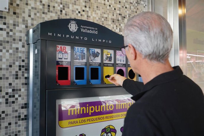 El Ayuntamiento de Valladolid dota al Mercado del Val de un 'minipunto limpio' para la separación ordenada de residuos.