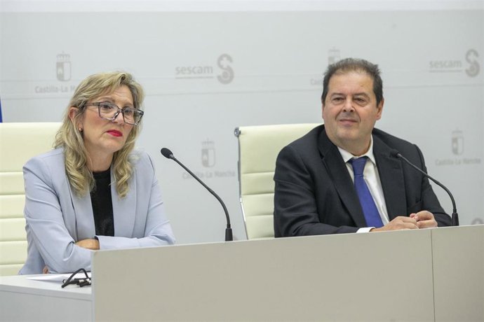 Los directores generales de Asistencia Sanitaria y de Atención Primaria del Sescam, Ibrahím Hernández y Ángeles Martín Octavio