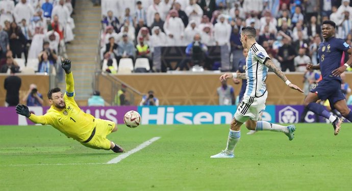 Archivo - Angel Di Maria of Argentina scores a goal 2-0, Hugo Lloris of France during the FIFA World Cup 2022, Final football match between Argentina and France on December 18, 2022 at Lusail Stadium in Al Daayen, Qatar.